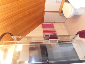 einen Glastisch in einem Zimmer mit WC in der Unterkunft La Clôture in Lanouée