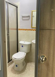 La salle de bains est pourvue d'une douche et de toilettes. dans l'établissement Casa Mango, à Cali
