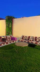 una sala de estar con sofás en el césped en شاليهات يارا القيروان en Riad
