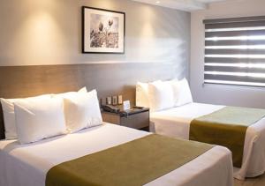 Uma cama ou camas num quarto em Hotel Calafia