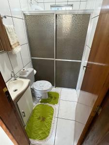 uma pequena casa de banho com WC e chuveiro em RESIDÊNCIA COMPLETA 