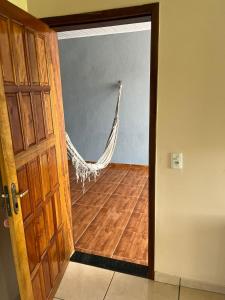 uma porta aberta com uma rede pendurada num quarto em RESIDÊNCIA COMPLETA 