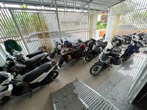 un montón de motos estacionadas en un edificio en Nhà Nghĩ Cao Thắng en Bạc Liêu