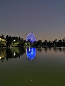Una gran noria que se refleja en el agua por la noche en Pasa una noche en el Bosque de Chapultepec, en Ciudad de México