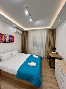 Pokój hotelowy z łóżkiem i biurkiem w obiekcie The Great Square Luxury Apartments w mieście Skopje