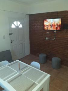 Et tv og/eller underholdning på LA ESQUINA + 12 billeder