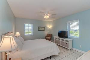 1 dormitorio con 1 cama y TV de pantalla plana en 600 Palm Boulevard en Isle of Palms