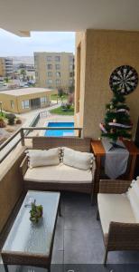 Un patio con dos sofás y un árbol de Navidad. en departamento Arica verano 2 habitaciones, en Arica