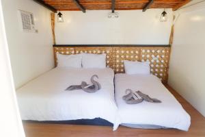 Postel nebo postele na pokoji v ubytování Leonora Beach Resort and Recreation