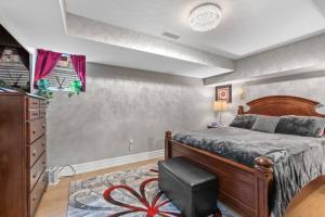 ein Schlafzimmer mit einem Bett, einer Kommode und einer Kommode in der Unterkunft Blessed Home with all Comfort in Mississauga
