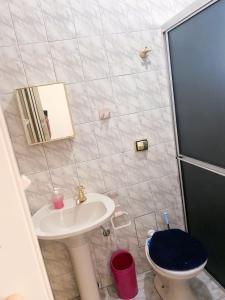 a bathroom with a sink and a toilet and a shower at Casa em Mongaguá Plataforma in Mongaguá +17 photos
