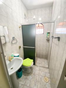 een badkamer met een douche, een toilet en een wastafel bij Casa em Mongaguá Plataforma in Mongaguá