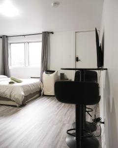 um quarto com uma cama e uma secretária com uma cadeira em Studio apartment with 1 bed - 242 em Montreal