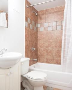 uma casa de banho com um WC, uma banheira e um lavatório. em Studio apartment with 1 bed - 242 em Montreal