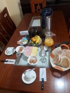 een tafel met een dienblad met ontbijtproducten erop bij casa marfil tourist house in Cuzco