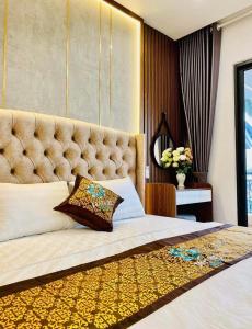 1 dormitorio con 1 cama grande y cabecero grande en Sapphire Villa - Venuestay en Luong Son