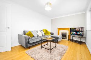 - un salon avec un canapé et une table dans l'établissement Comfy 2 bed Apart /free parking/sleeps 4- Oldbury, à Oldbury