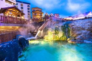 草津町にある草津温泉、スキー場、湯畑、熱帯圏車で5分以内！最大27人宿泊可能の夜の都の滝