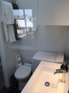 La salle de bains est pourvue d'un lavabo, de toilettes et d'un miroir. dans l'établissement Lovely studio withn view in Saint Germain, à Paris