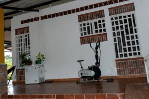 Zimmer mit einer weißen Wand und einem Fitnessraum in der Unterkunft Hacienda Mi Rancho in Villavicencio