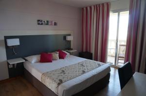 Postel nebo postele na pokoji v ubytování Logis Hotel Le Col De L'ange