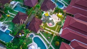 - une vue de tête sur un complexe avec une piscine dans l'établissement Bali Dyana Villas, à Seminyak