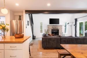 un salon avec un canapé et une cheminée dans l'établissement Modern chalet for 8 people with Fireplace, Hot Tub and nearby Skiing, à Tobyhanna 35 autres photos