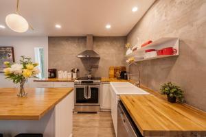 une cuisine avec un évier et un plan de travail dans l'établissement Modern chalet for 8 people with Fireplace, Hot Tub and nearby Skiing, à Tobyhanna