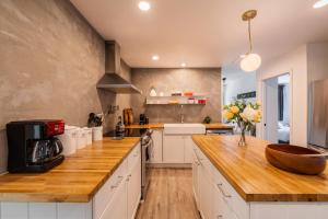 une cuisine avec des armoires blanches et un comptoir en bois dans l'établissement Modern chalet for 8 people with Fireplace, Hot Tub and nearby Skiing, à Tobyhanna