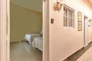 a hallway with a door leading to a bedroom at Hotel D'Cornelio in Santo Domingo