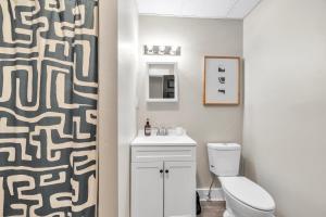 Koupelna v ubytování Beautiful 4BR 2 Bathroom House with Parking