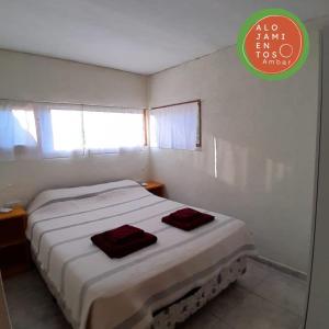 En eller flere senge i et værelse på Ambar