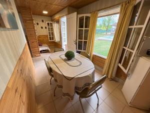 a dining room with a table and chairs in a house at Cabaña Terra Calma in Vistalba