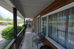 En balkon eller terrasse på Scotty's Lakeside Resort
