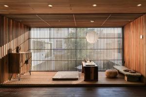 una camera con una grande finestra con lavandino e tavolo di Ting Jian Empty Yard Pastoral Design Residential Dali Shop a Dali