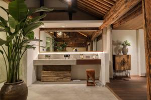 Ting Jian Empty Yard Pastoral Design Residential Dali Shop في دالي: حمام مع حوض ومرآة كبيرة