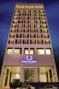 un edificio alto con un símbolo de sota colombo en él en Sofia Colombo City Hotel en Colombo
