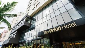 那覇市にあるOrion Hotel NAHAのオムニホテルの看板が貼られた建物