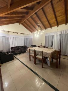 ein Esszimmer mit einem Tisch, Stühlen und einem Sofa in der Unterkunft La casa de Cate in Mar de Ajó