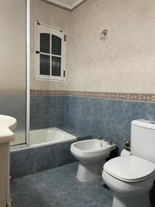 ein Badezimmer mit einem WC, einer Badewanne und einem Waschbecken in der Unterkunft La casa de Cate in Mar de Ajó