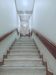 un tramo de escaleras en un edificio antiguo en Hotel lucero real en Tacna