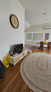 Gallery image of This fabulous, single-level 3 plus 1 small room with folding sofa home in Auckland