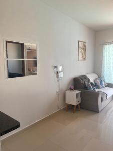 sala de estar con sofá y ventana en Casa de praia Jauá, en Camaçari