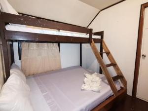 Łóżko piętrowe w pokoju z drabiną w obiekcie Villa Milanel Port Barton w mieście Port Barton
