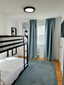 Krevet ili kreveti na sprat u jedinici u okviru objekta New! JXNBnB - Entire House in Boston, Mass