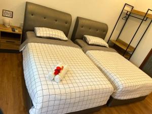 - une chambre avec 2 lits jumeaux et des serviettes dans l'établissement Raintown Cottage, à Taiping