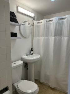 Kupatilo u objektu New! JXNBnB - Entire House in Boston, Mass