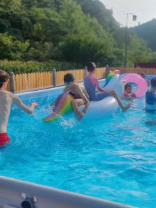 un grupo de niños jugando en una piscina en 北京城涛小筑客栈 Chengtiao Xiaozhu, en Miyun