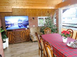comedor con mesa y TV en una habitación en Comfortable holiday home for 12 people, Ko czewo, en Kołczewo