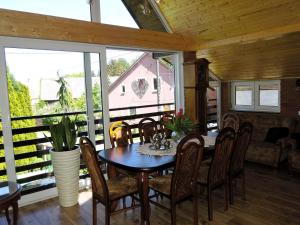 comedor con mesa y sillas en el balcón en Comfortable holiday home for 12 people, Ko czewo, en Kołczewo